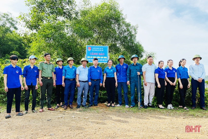 Xã Tân Lộc huy động các lực lượng làm biển báo, các công trình phục vụ PCCCR mùa nắng nóng.