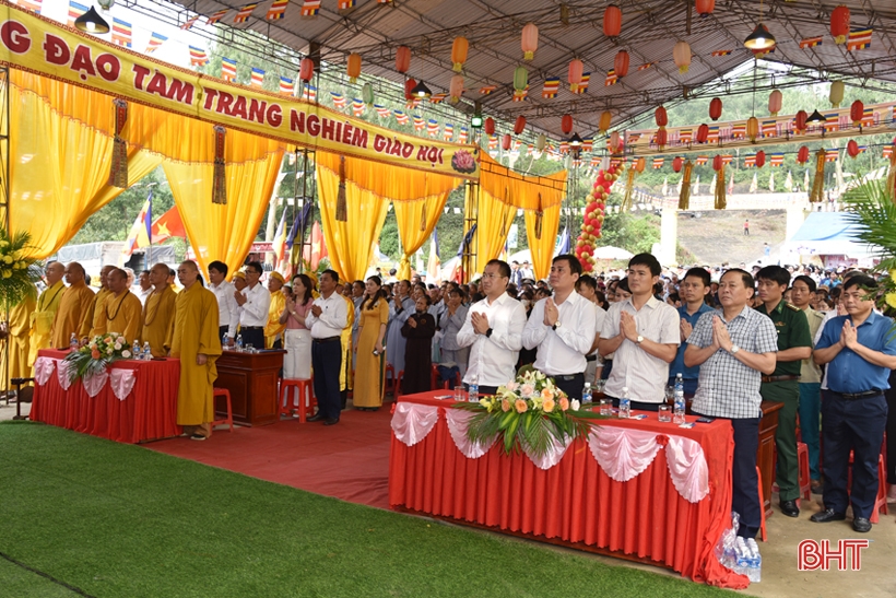 Lãnh đạo huyện Lộc Hà cùng các tăng ni, phật tử, du khách gần xa và Nhân dân trong vùng tham dự lễ hội truyền thống chùa Chân Tiên ở xã Thịnh Lộc.