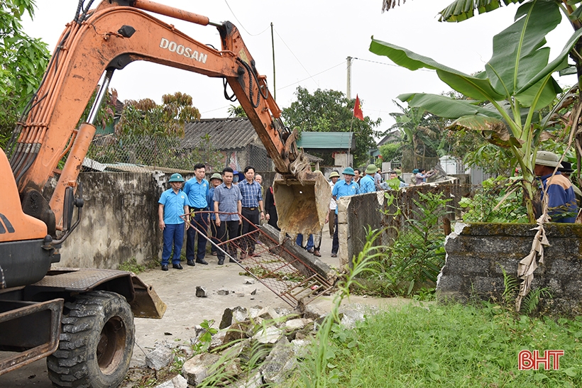 Người dân thôn Mai Lâm (xã Mai Phụ) phá tường rào, hiến đất mở đường ngõ xóm.